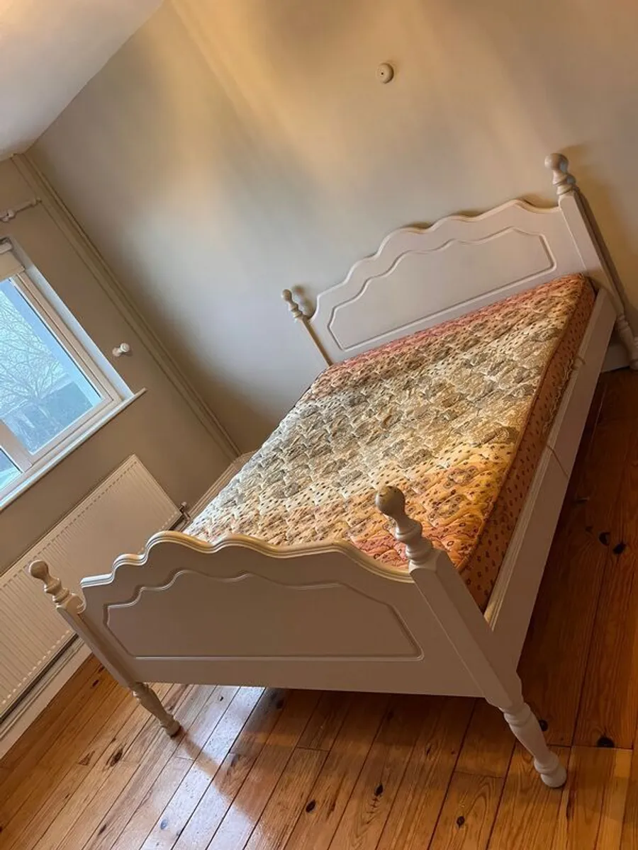 King Size bed & 2 x Lockers - Image 1