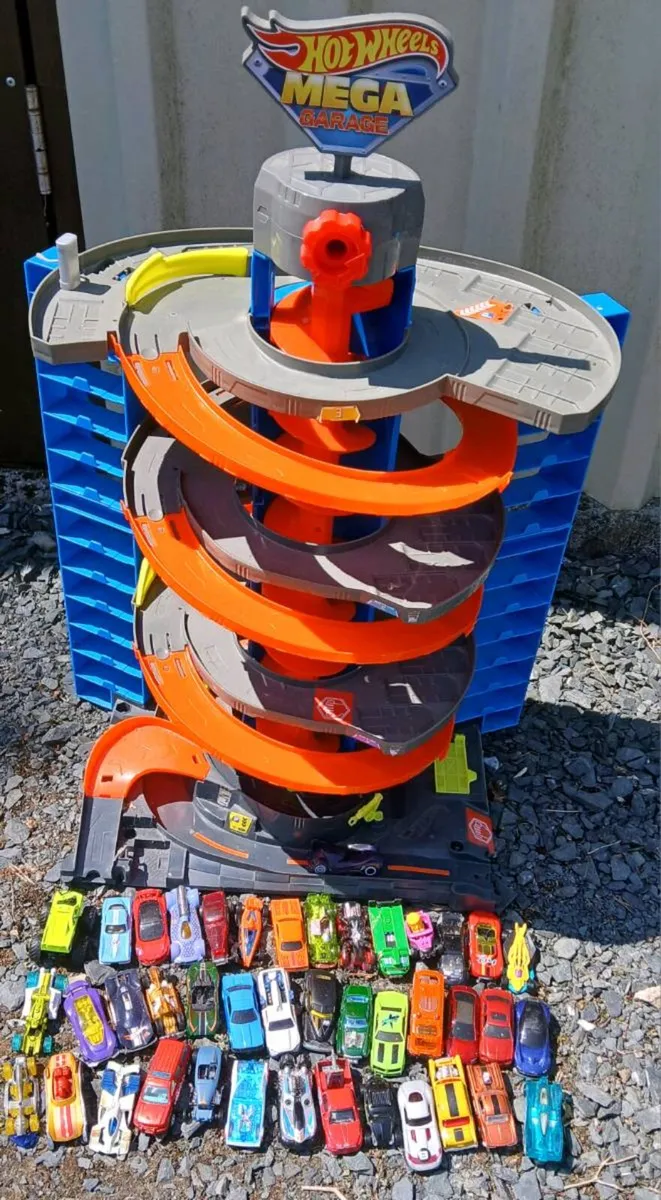 Hot wheels garage and cars - Image 1