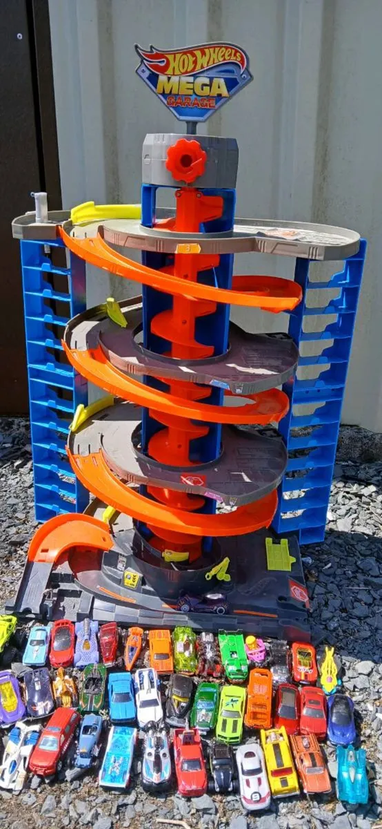 Hot wheels garage and cars - Image 3