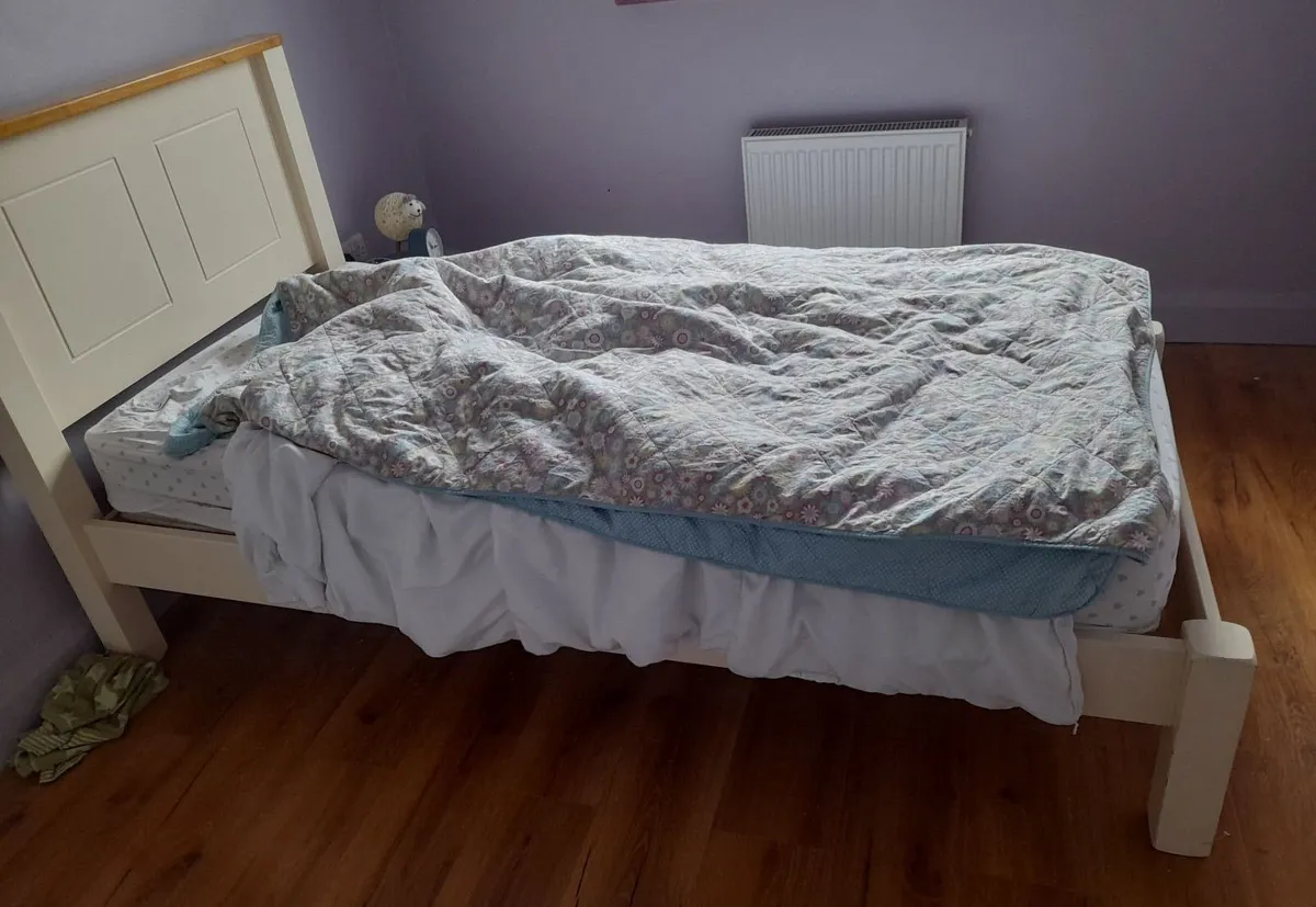 Single bed - Image 1