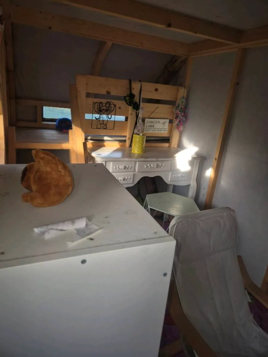 Kids play house - Image 2