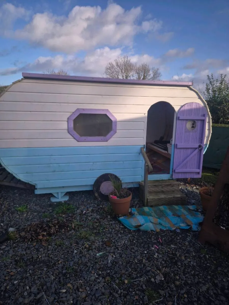 Kids play house - Image 1