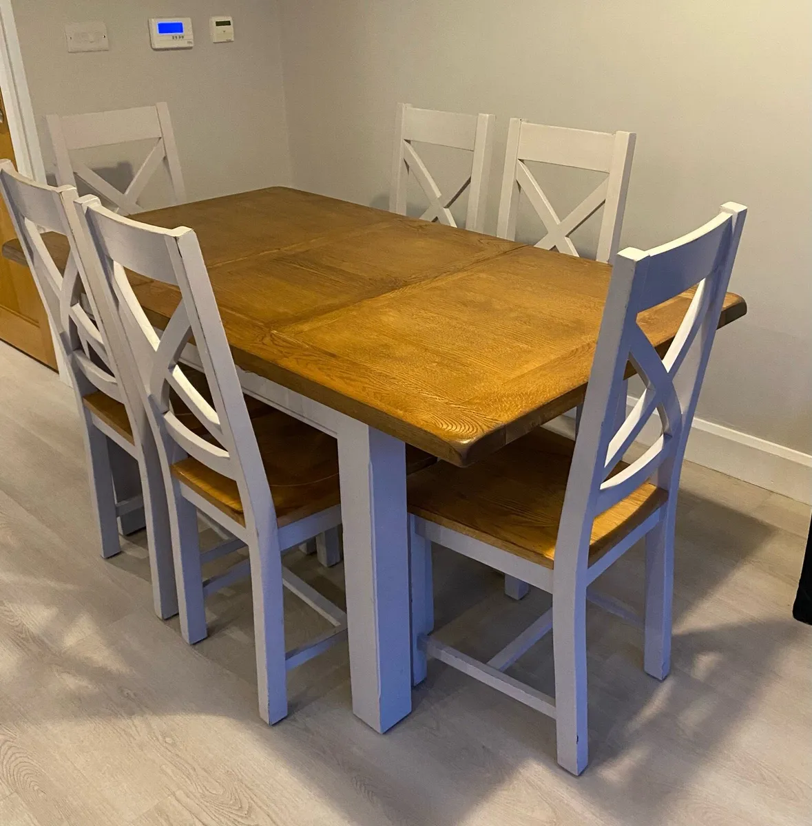 Extendable Kitchen table and 6 matching chairs - Image 1