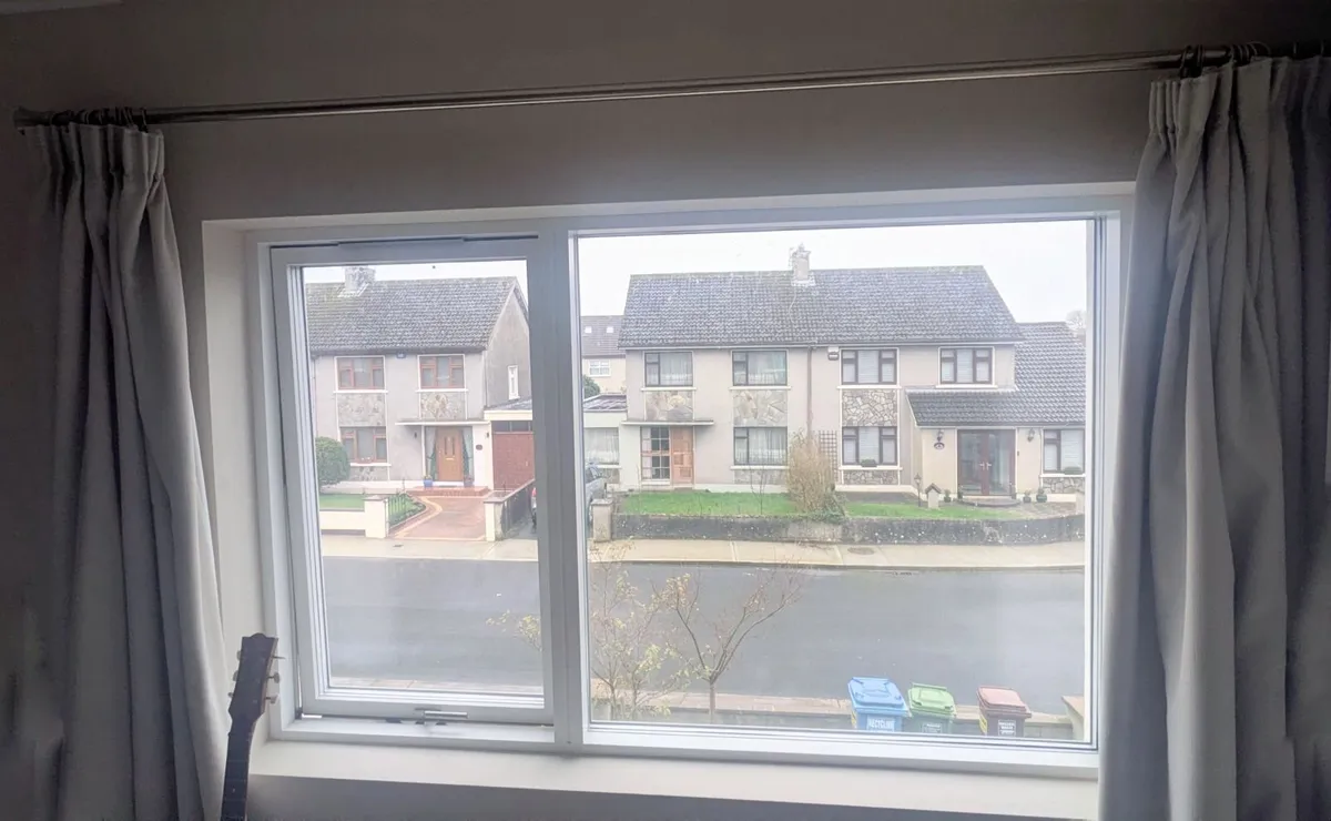 Curtain rail - Image 1