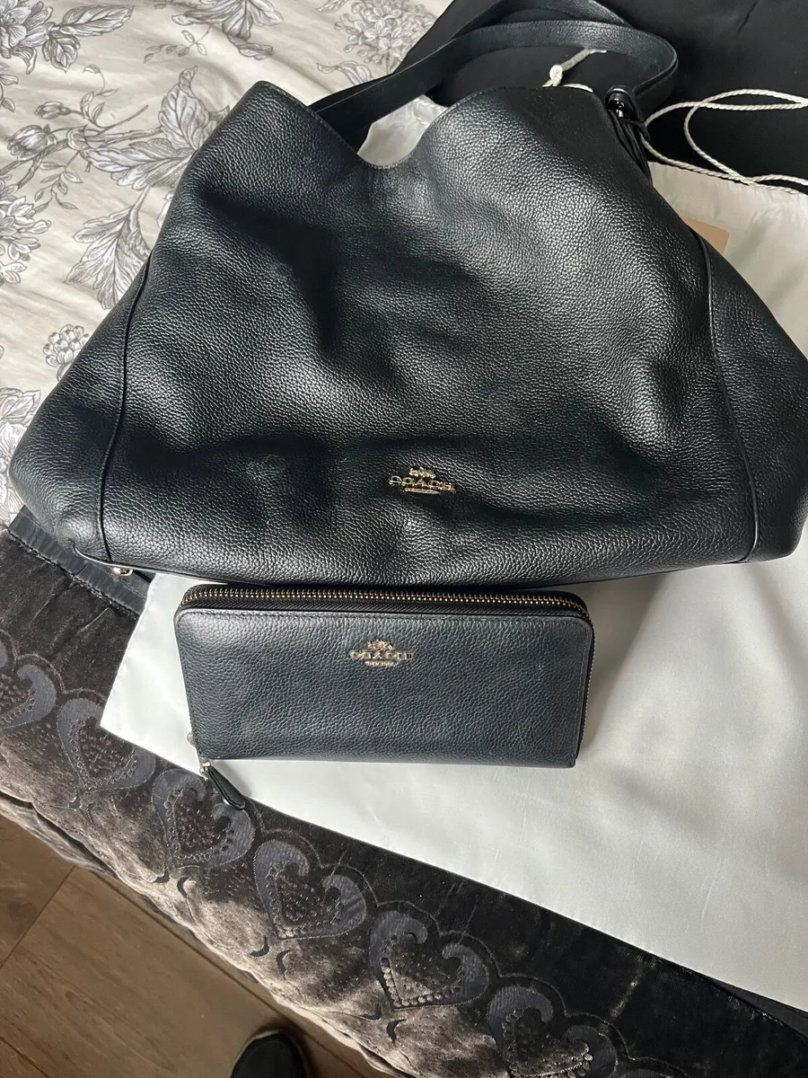 Coach pebbled leather Handbag and matching wallet - Image 4