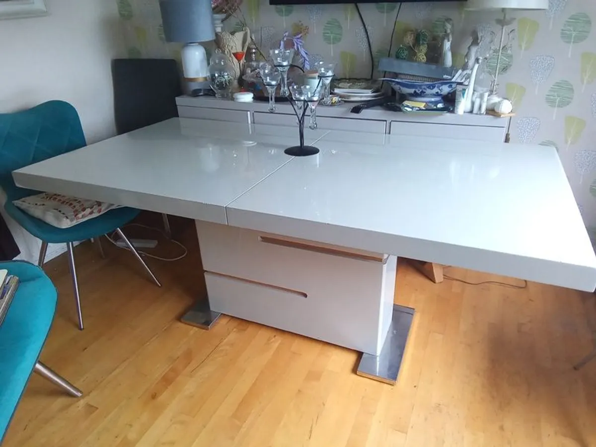 Dining table - Image 1