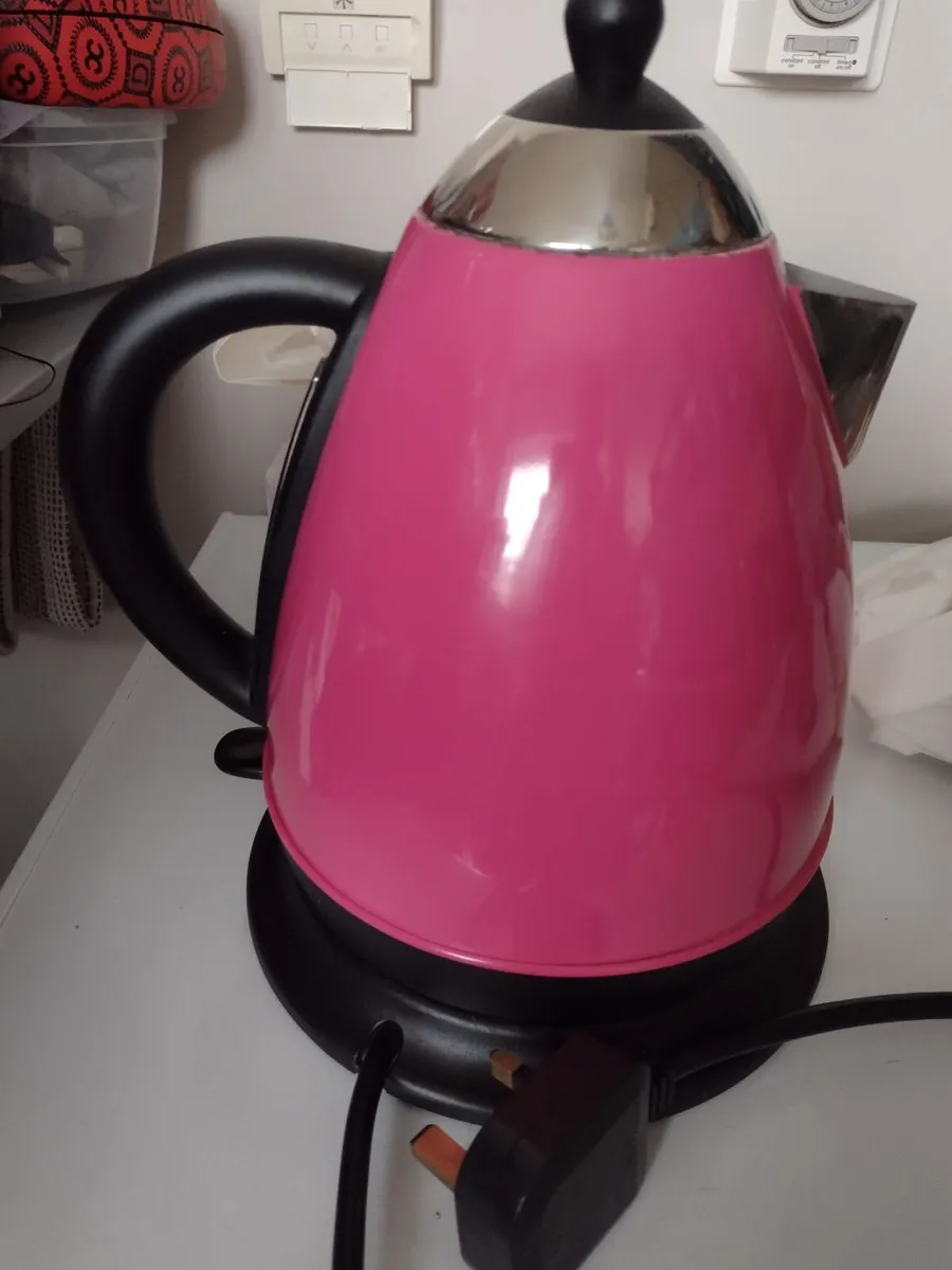 Dark pink cordless kettle - Image 1