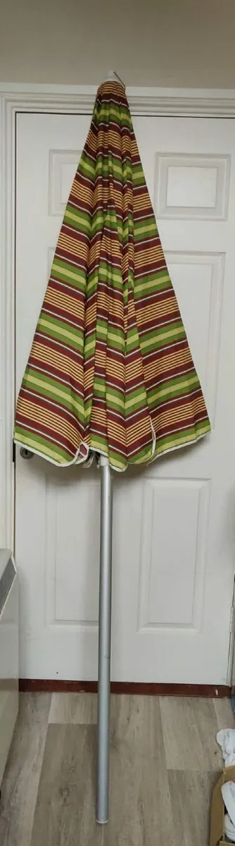 Large parasol with raise handle-New/never used - Image 1