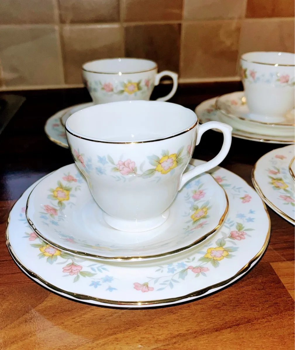 Vintage 18 piece Mayfair tea set in original box - Image 3