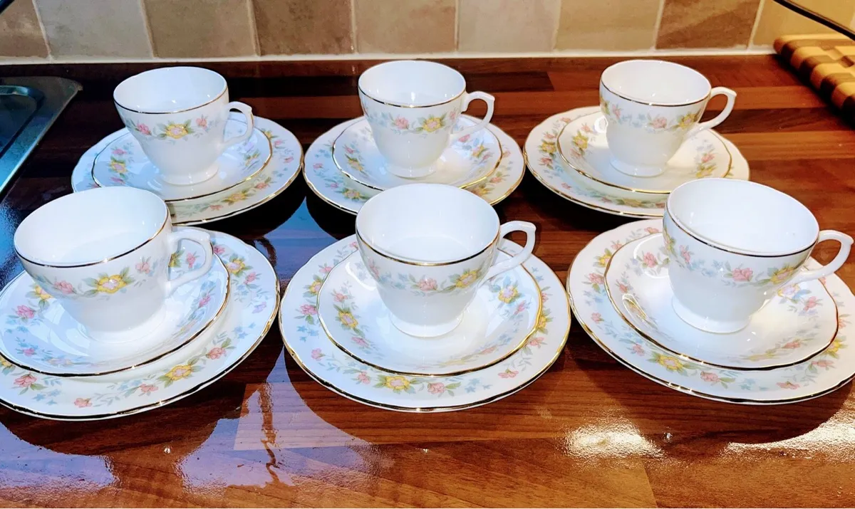 Vintage 18 piece Mayfair tea set in original box - Image 2