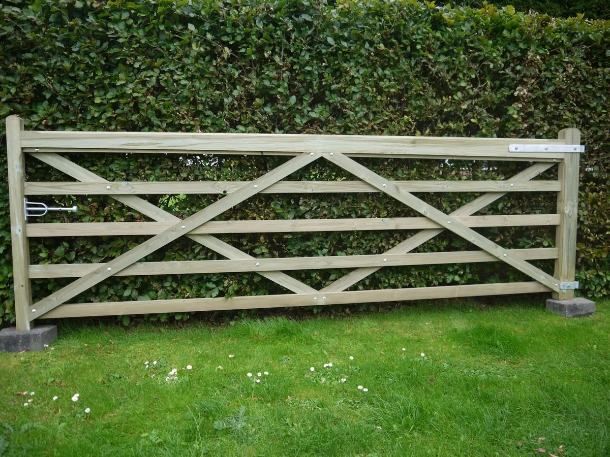 A bespoke heavy duty field / entrance gates - Image 2