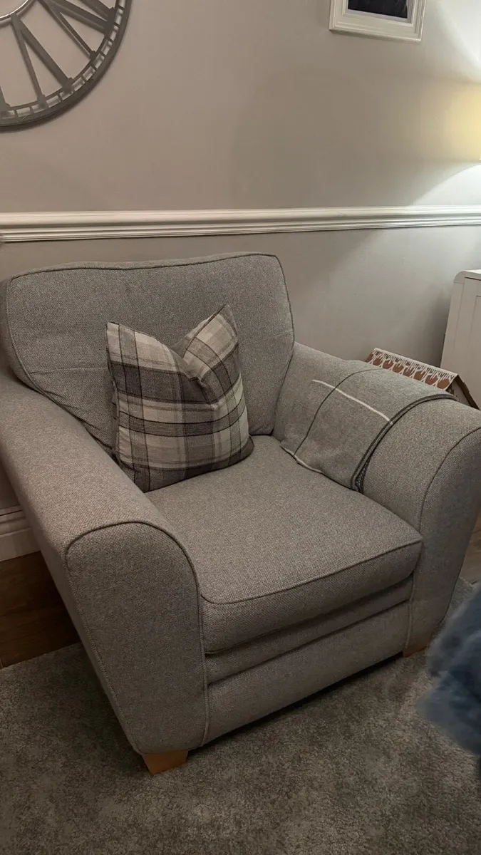 Sofa, armchairs and ottoman plus free rug - Image 3