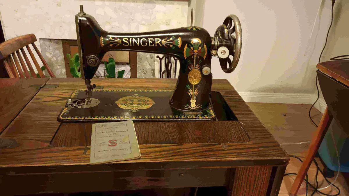 Singer Sewing Machine - Image 3
