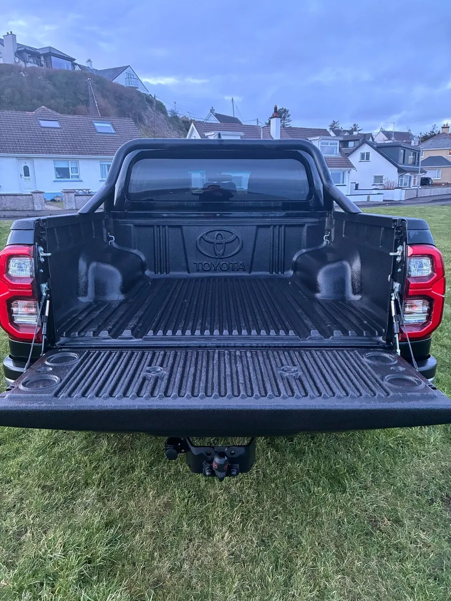 2025 Toyota Hilux Invincible X Auto - Image 4