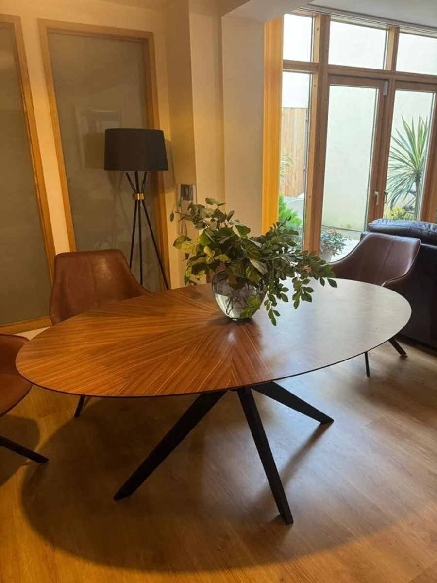 Dining table - Image 1