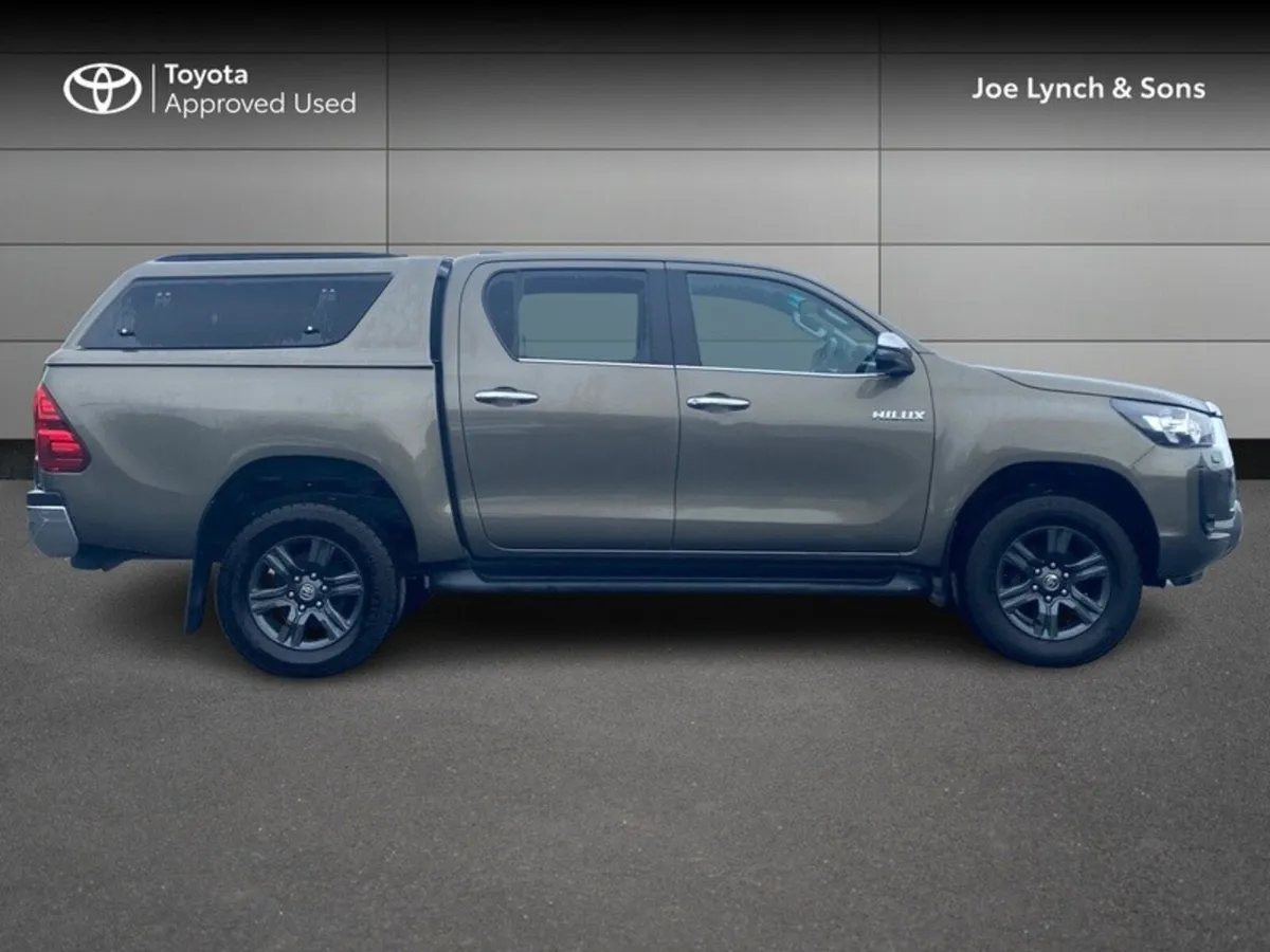 Toyota Hilux 2.8 SR5 DOUBLE CAB 4DR - Image 3