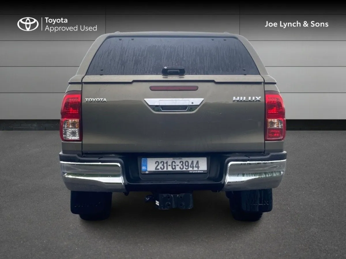 Toyota Hilux 2.8 SR5 DOUBLE CAB 4DR - Image 4