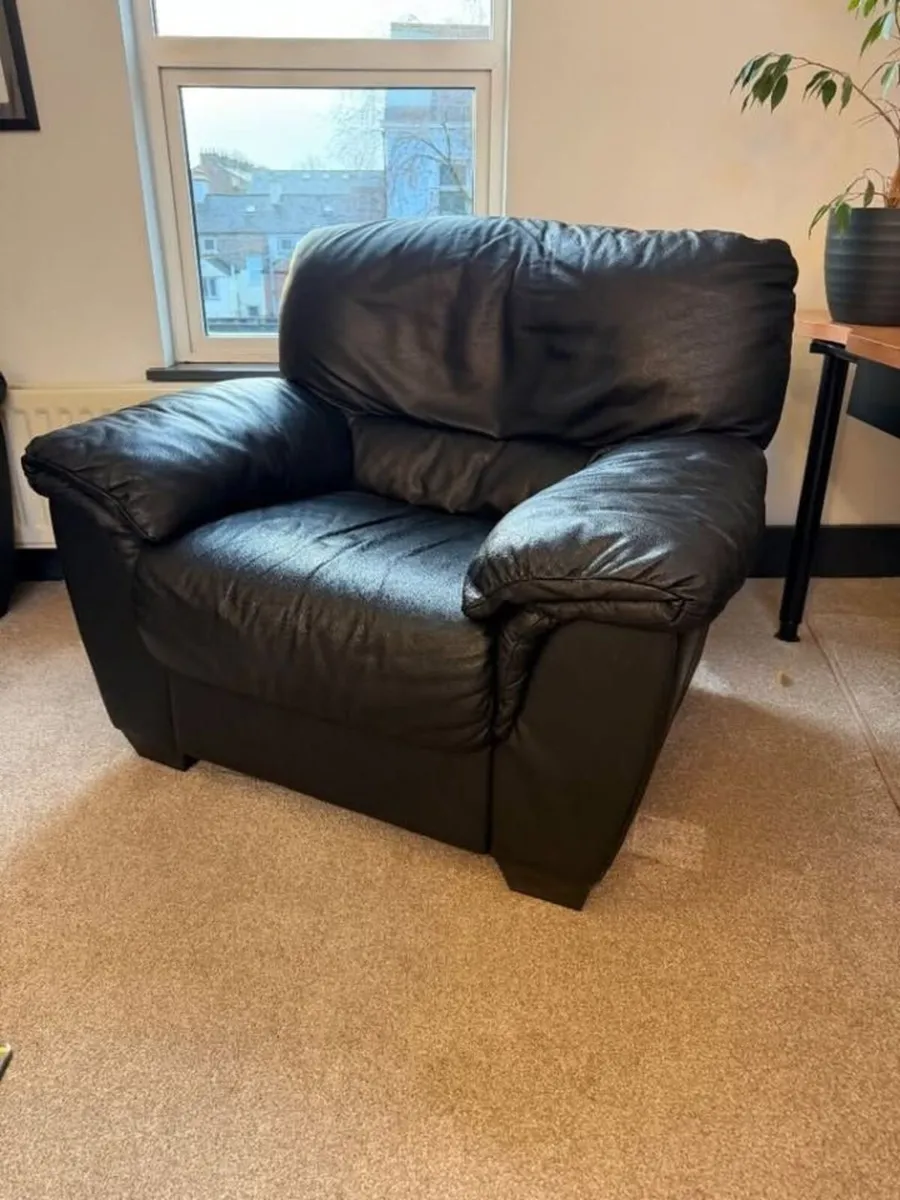Black leather 2-seater and matching armchair - Image 2