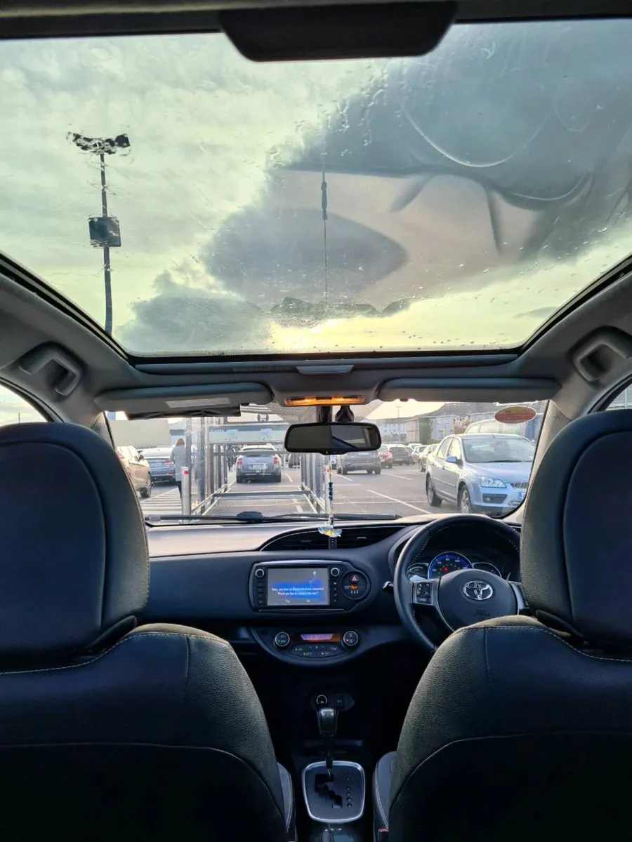 Toyota yaris hybrid luxury - Image 2