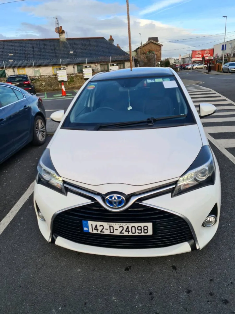 Toyota yaris hybrid luxury - Image 3