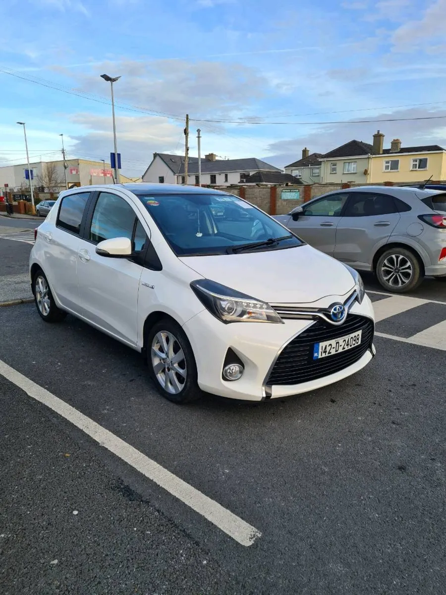 Toyota yaris hybrid luxury - Image 4