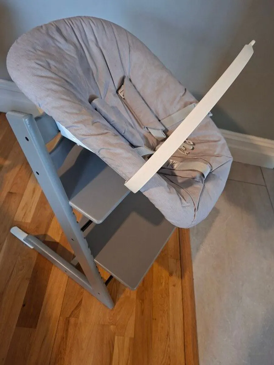 Stokke Tripp trapp newborn seat with toy hanger - Image 2
