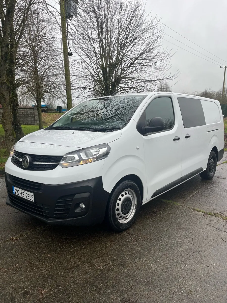 2022 Vivaro Crew - Image 1