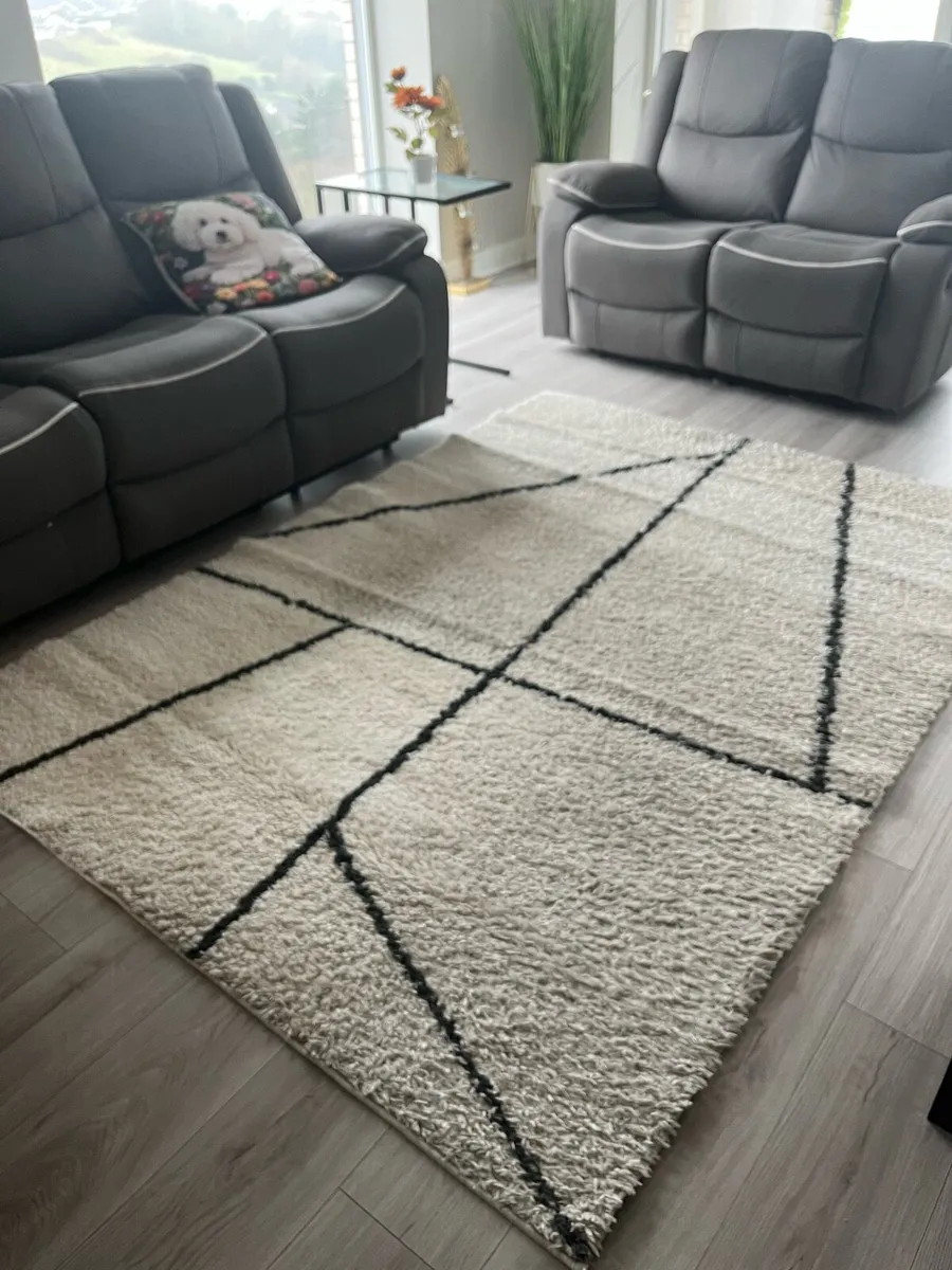 Large rug - Image 1