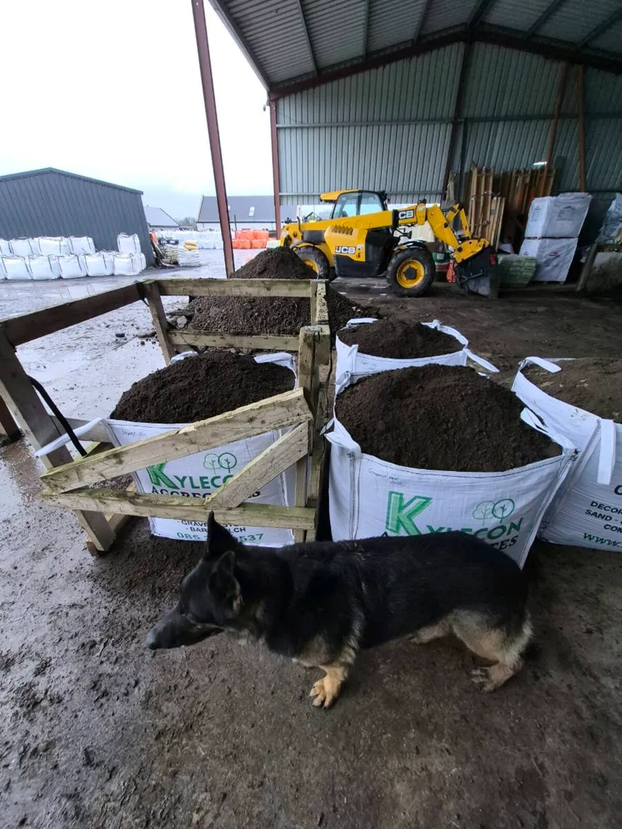Screened soil compost bark mulch - Image 4