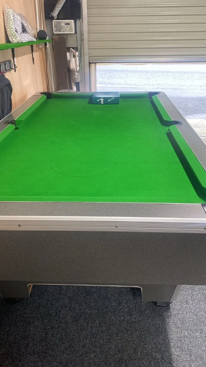 Pool table - Image 1