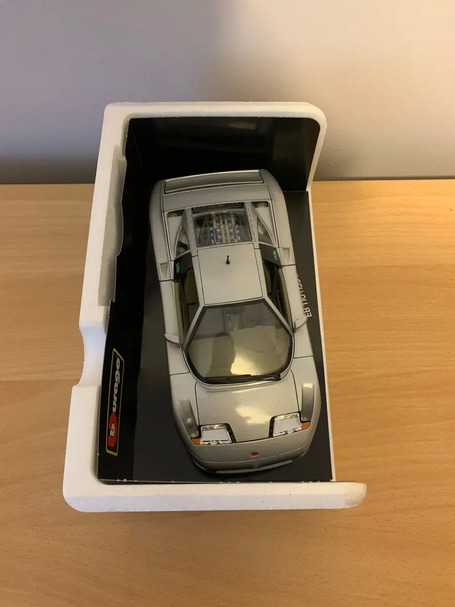 1991 Bugatti EB110 1/18 Burago Model Car - Image 3