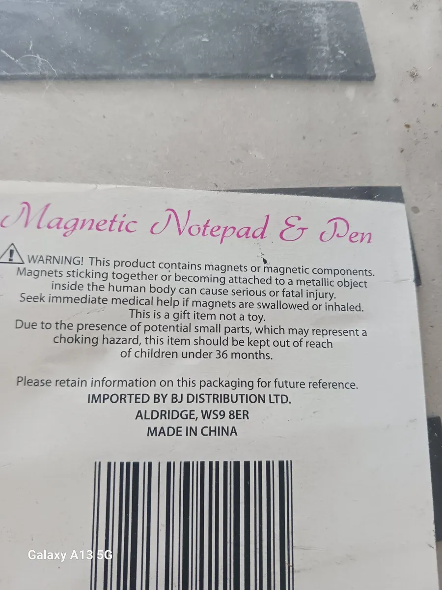 Note pads and pen - Image 1