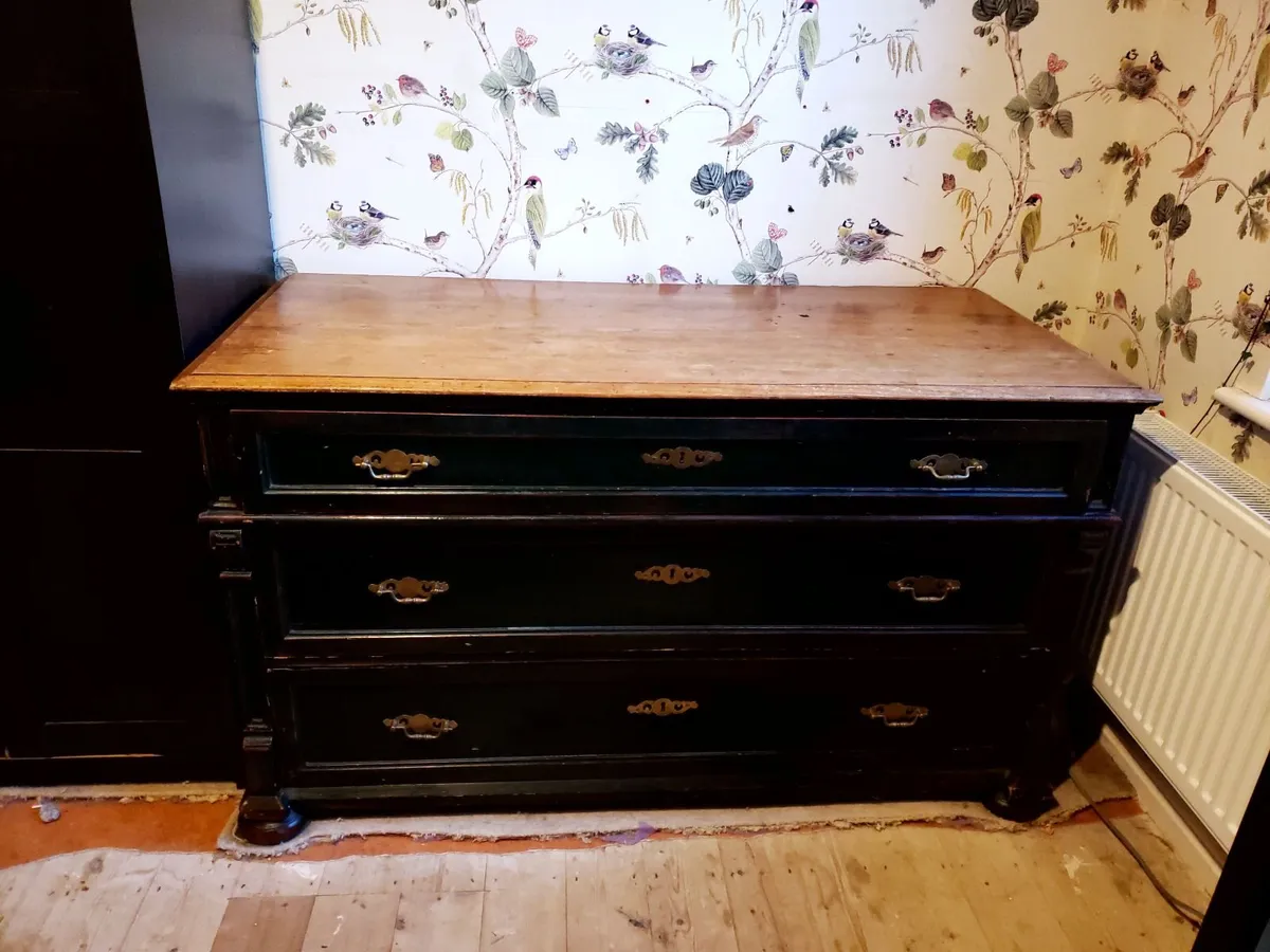 Antique Dresser, 3 couches & wardrobe - Image 1