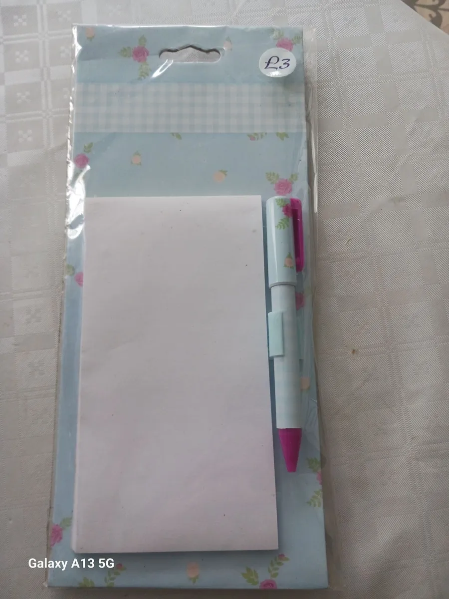 Note pads and pen - Image 2