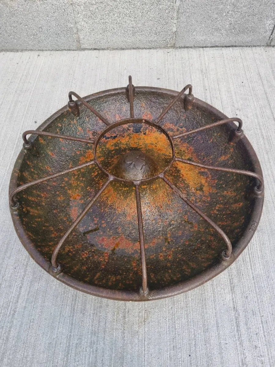 PIG TROUGH WITH SHAMROCK CENTRE - Image 3