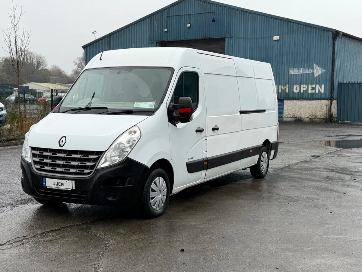 ABSOLUTELY IMMACULATE 2014 LWB MASTER - Image 3