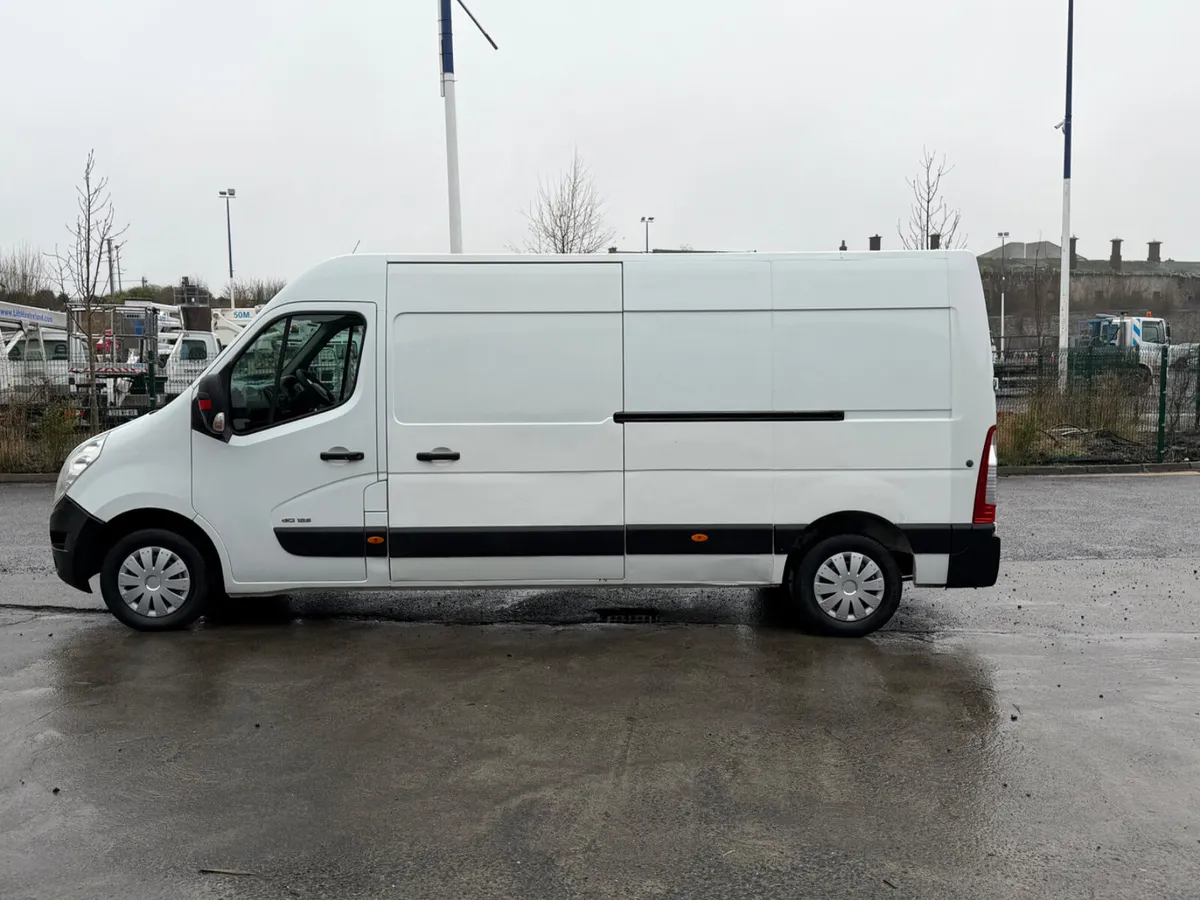 ABSOLUTELY IMMACULATE 2014 LWB MASTER - Image 4