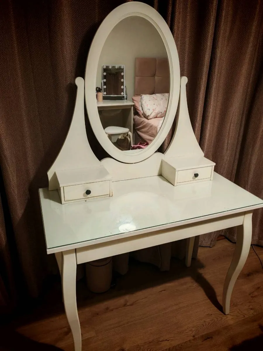 Dressing table