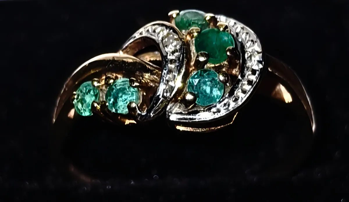 Vintage 9ct Gold Emerald & Diamond "Swirl" Ring - Image 1