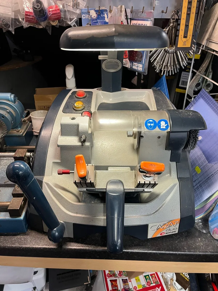 Key cutting machine - Image 1