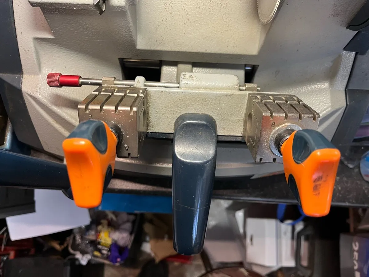 Key cutting machine - Image 3