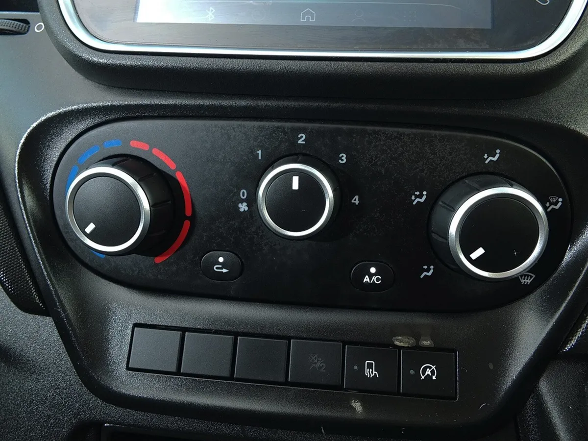 2024 Iveco Daily Medium Roof Panel Van - Image 4