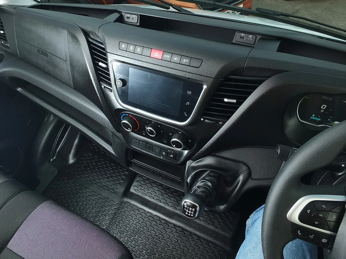 2024 Iveco Daily Medium Roof Panel Van - Image 3