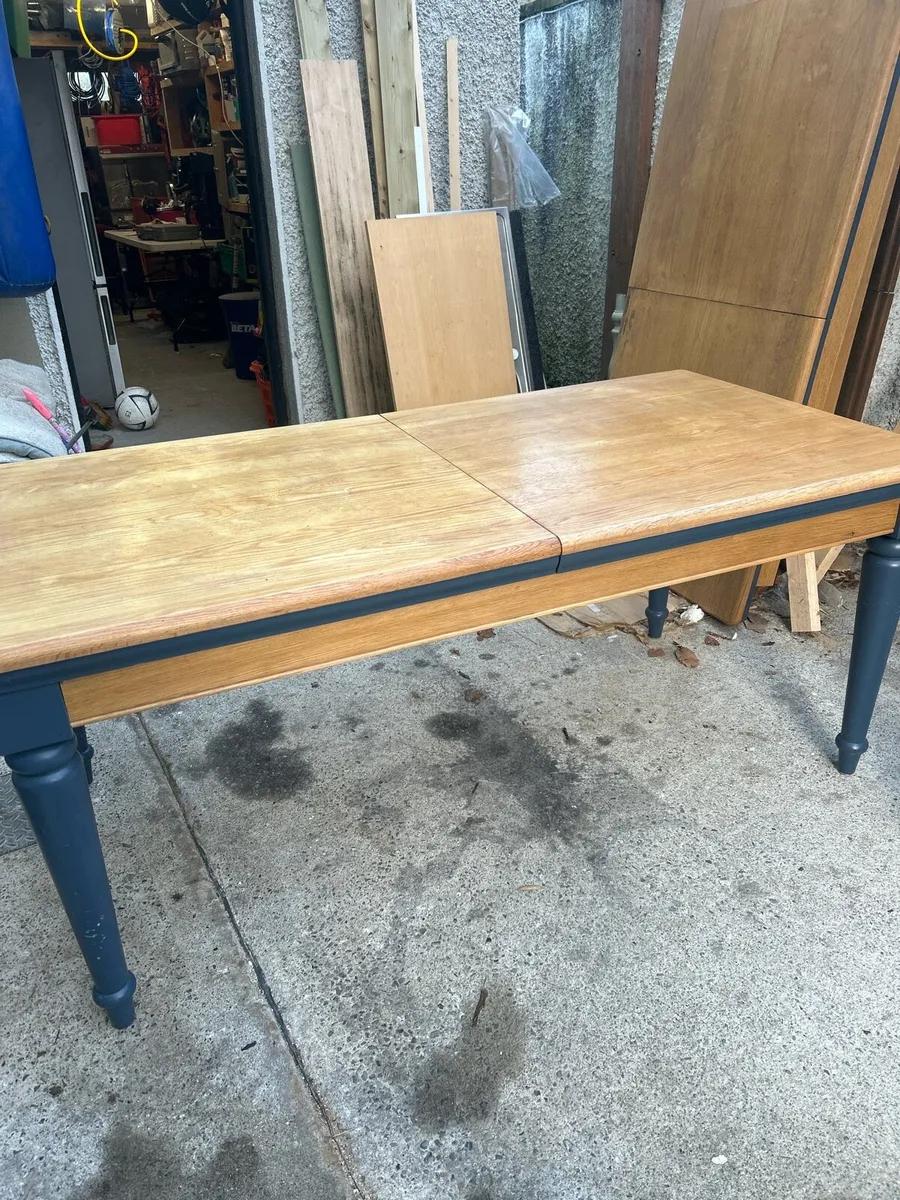 Extendable dining table - Image 1