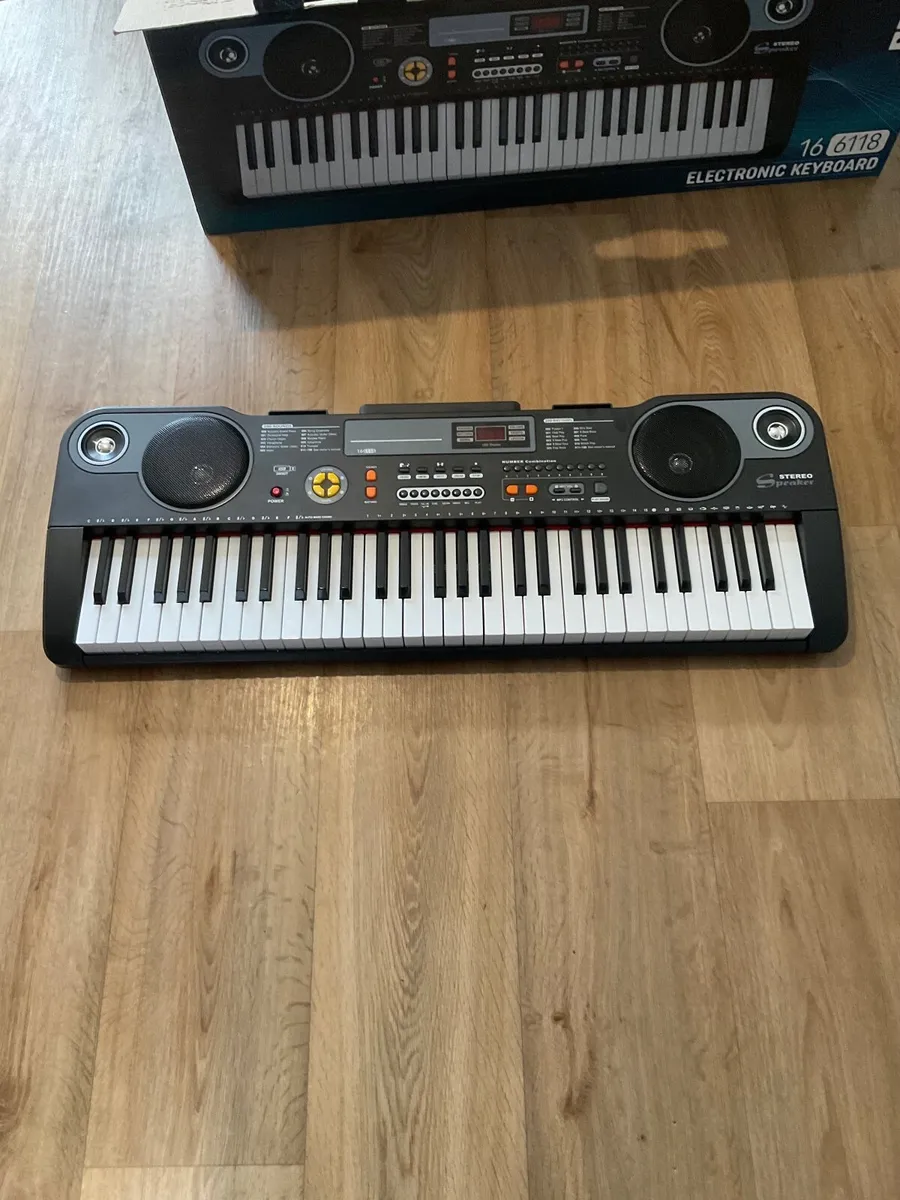 Electronic keyboard - Image 1
