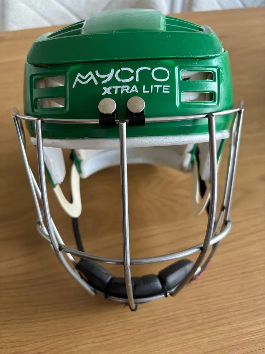 Hurling helmet - Image 1