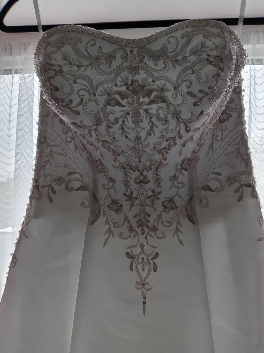 Wedding dress - Image 2