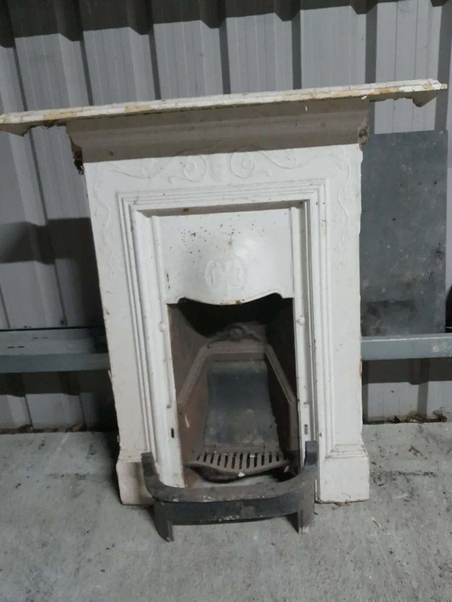 2 cast iron fire place - Image 1