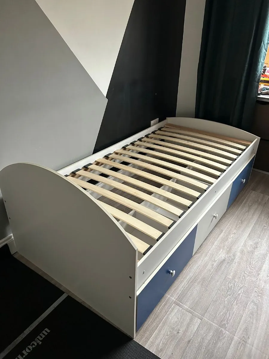Single bed 3 large pull out drawers - Image 1