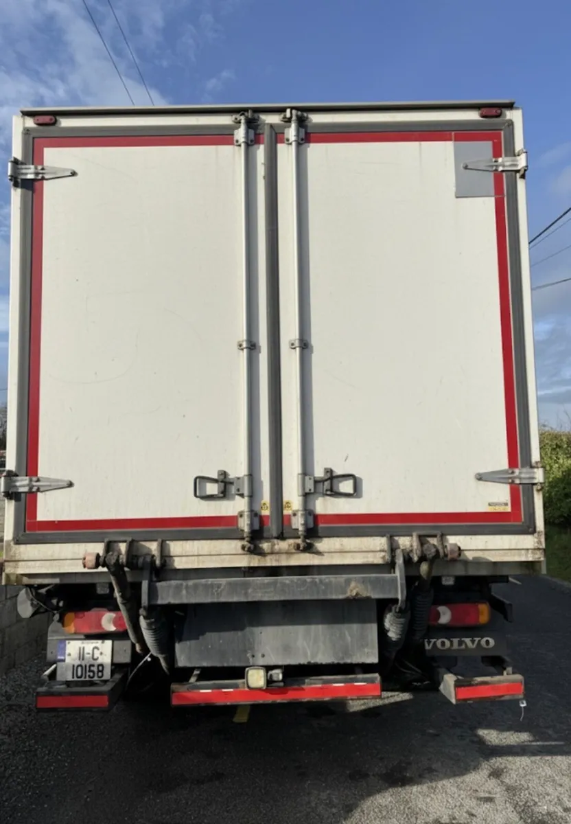 Volvo 4x2 box body tail lift -fridge - Image 3